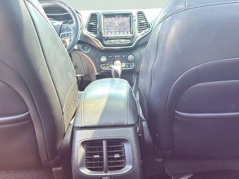 Used 2019 Jeep Cherokee Limited FWD image 26