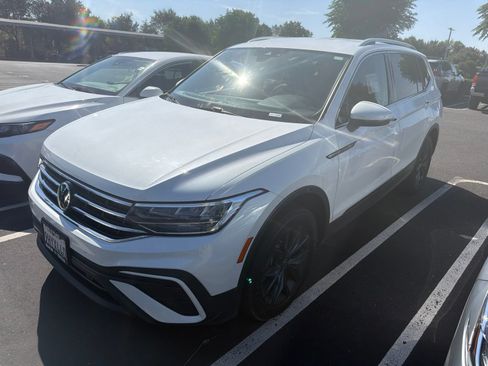 Used 2023 Volkswagen Tiguan SE FWD image 2