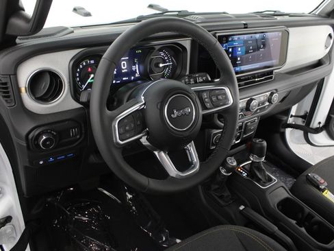 Used 2025 Jeep Wrangler Unlimited Sahara AWD/4WD image 8