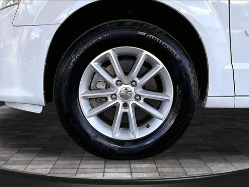 Used 2014 Dodge Grand Caravan SXT FWD image 30