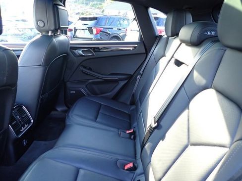 Used 2022 Porsche Macan image 17