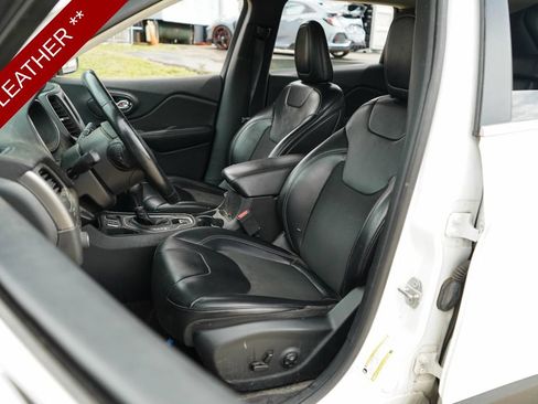 Used 2019 Jeep Cherokee Latitude Plus w/ Comfort/Convenience Group FWD image 7