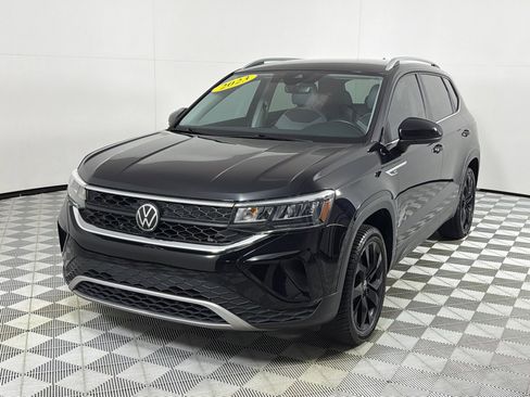 Used 2023 Volkswagen Taos SE w/ Black Wheel Package FWD image 10