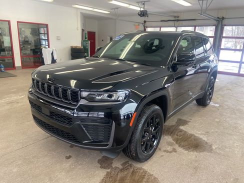 New 2026 Jeep Grand Cherokee Laredo image 3