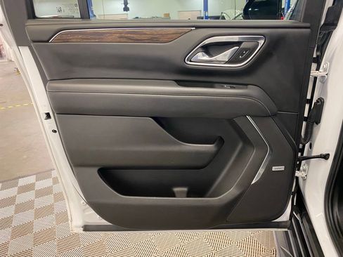 Used 2023 Chevrolet Suburban Premier image 17
