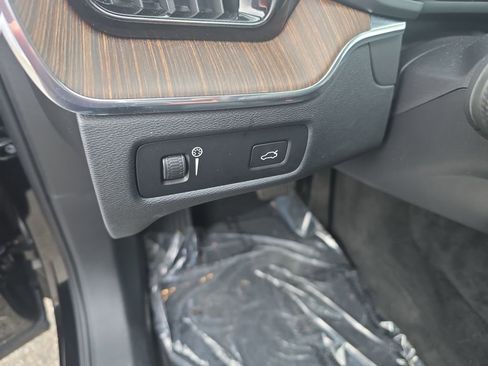 Certified 2022 Volvo XC60 B5 Momentum w/ Climate Package image 23