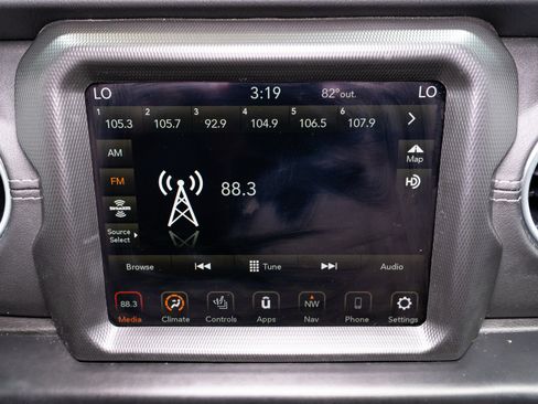 Used 2022 Jeep Wrangler Unlimited Sahara w/ Cold Weather Group AWD/4WD image 17
