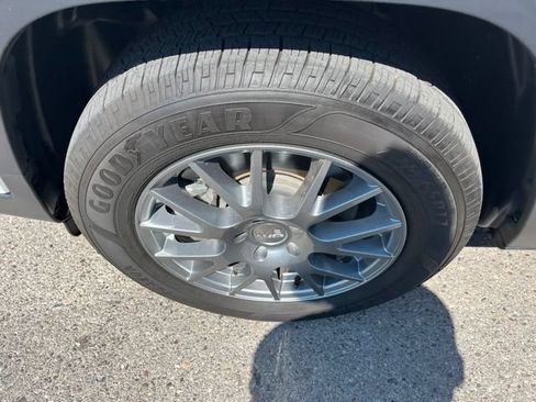 Used 2019 Jeep Cherokee Latitude Plus AWD/4WD image 20