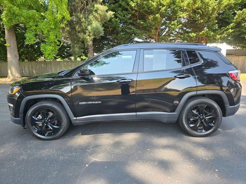 Used 2021 Jeep Compass Latitude FWD image 3