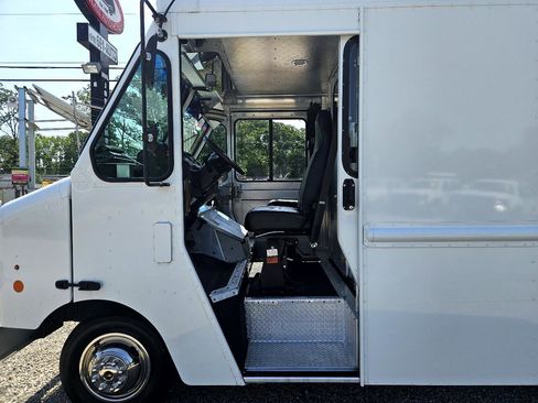 Used 2014 Ford E-350 and Econoline 350 Super Duty w/ A/C Prep Package image 9