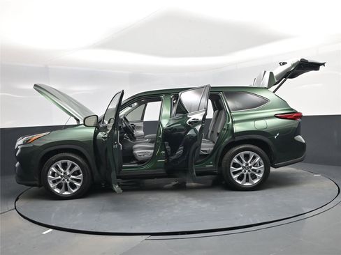 Used 2023 Toyota Highlander Limited image 28