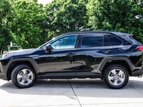 Used 2022 Toyota RAV4 LE AWD/4WD image 4
