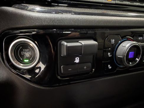 Used 2024 Chevrolet Silverado 2500 ZR2 w/ Technology Package image 40