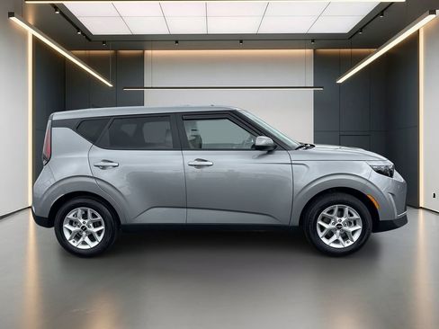 Used 2025 Kia Soul LX w/ LX Technology Package FWD image 7