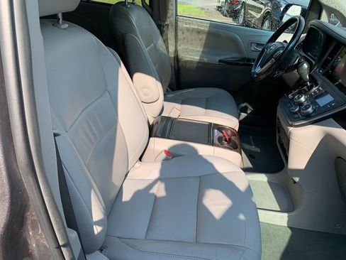 Used 2017 Toyota Sienna XLE Premium AWD/4WD image 10