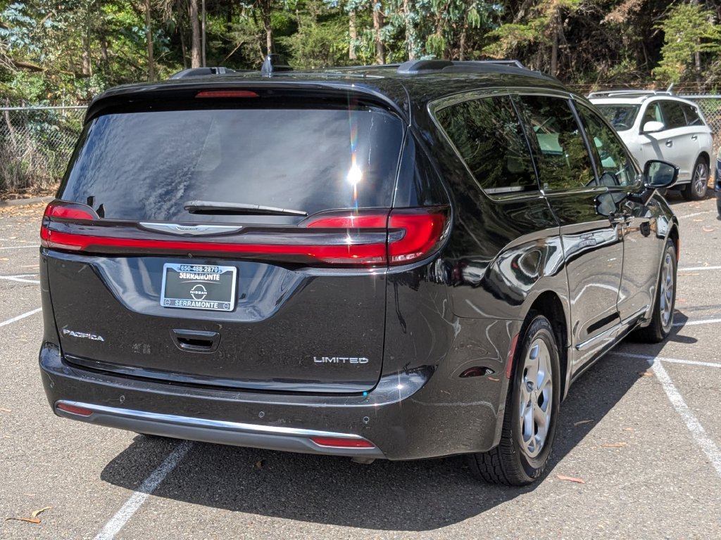 Used 2023 Chrysler Pacifica Limited FWD image 5