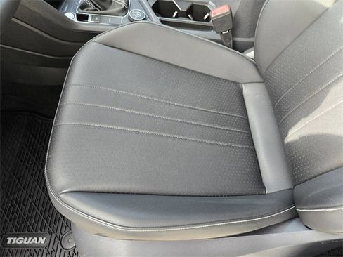 Used 2023 Volkswagen Tiguan SE R-Line image 13