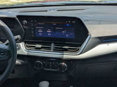 Used 2025 Chevrolet Trax LT FWD image 18