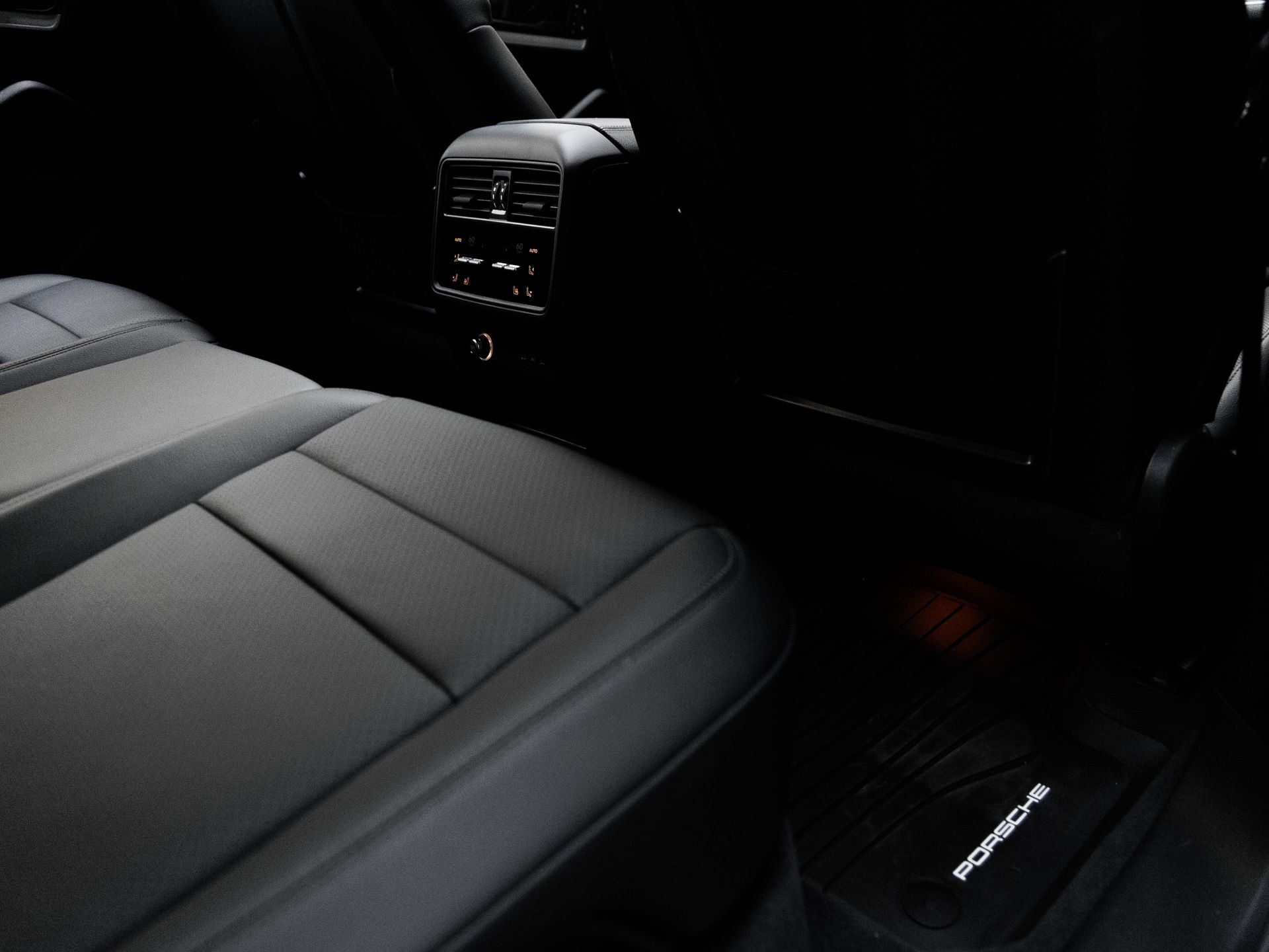 Certified 2025 Porsche Cayenne AWD/4WD image 34
