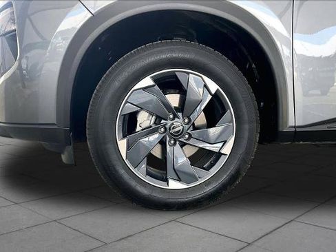 Certified 2025 Nissan Rogue SV FWD image 11