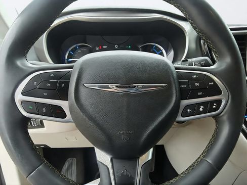 Used 2022 Chrysler Pacifica Touring-L FWD image 23
