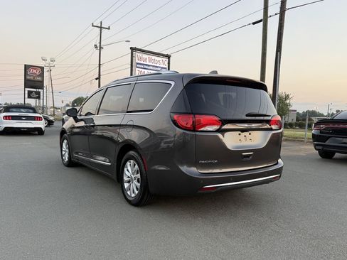 Used 2018 Chrysler Pacifica Touring-L Plus FWD image 4