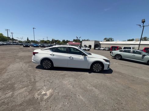 Used 2025 Nissan Altima 2.5 SV FWD image 16