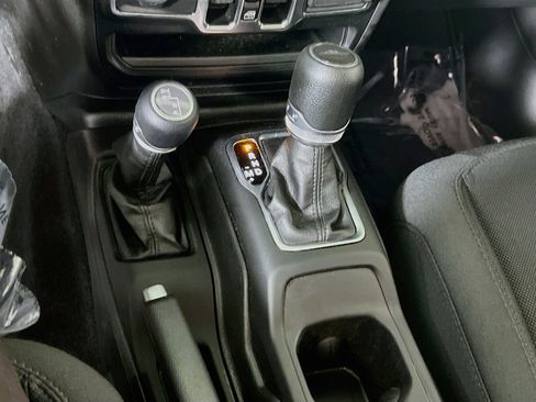 Used 2023 Jeep Gladiator Sport AWD/4WD image 17