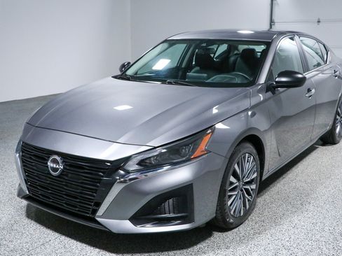 Used 2024 Nissan Altima 2.5 SV FWD image 29