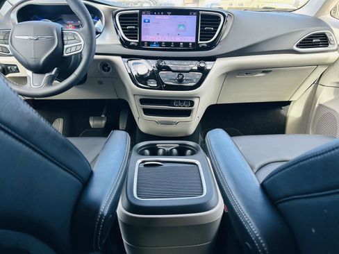 Used 2024 Chrysler Pacifica Touring-L image 24