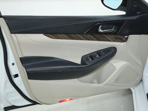 Used 2017 Nissan Maxima Platinum image 16