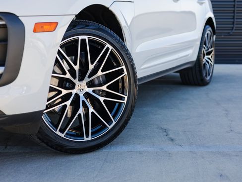 Certified 2025 Porsche Macan image 12