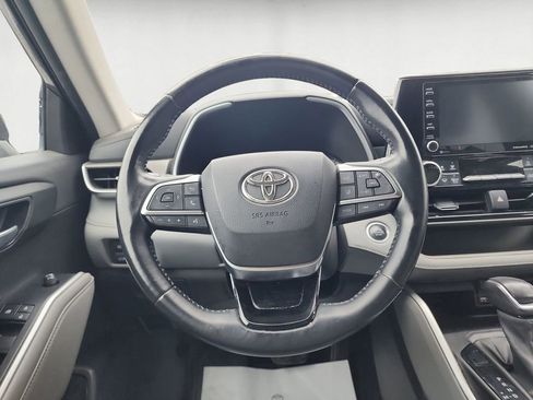 Used 2021 Toyota Highlander XLE AWD/4WD image 13