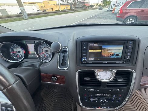 Used 2014 Chrysler Town & Country Touring-L w/ Driver Convenience Group FWD image 29