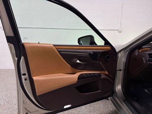 Used 2019 Lexus ES 350 Ultra Luxury w/ Accessory Package image 11