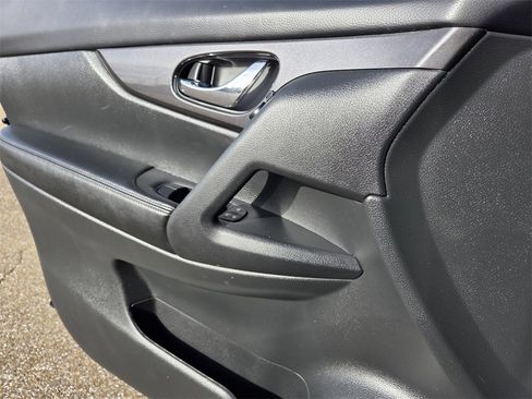 Used 2020 Nissan Rogue SV image 17