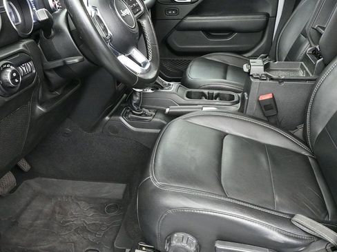 Used 2020 Jeep Gladiator Overland image 9