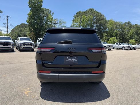 Used 2022 Jeep Grand Cherokee L Limited w/ Black Appearance Package AWD/4WD image 5