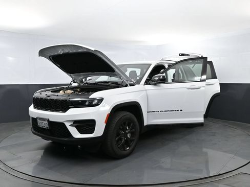 Used 2025 Jeep Grand Cherokee Altitude AWD/4WD image 25