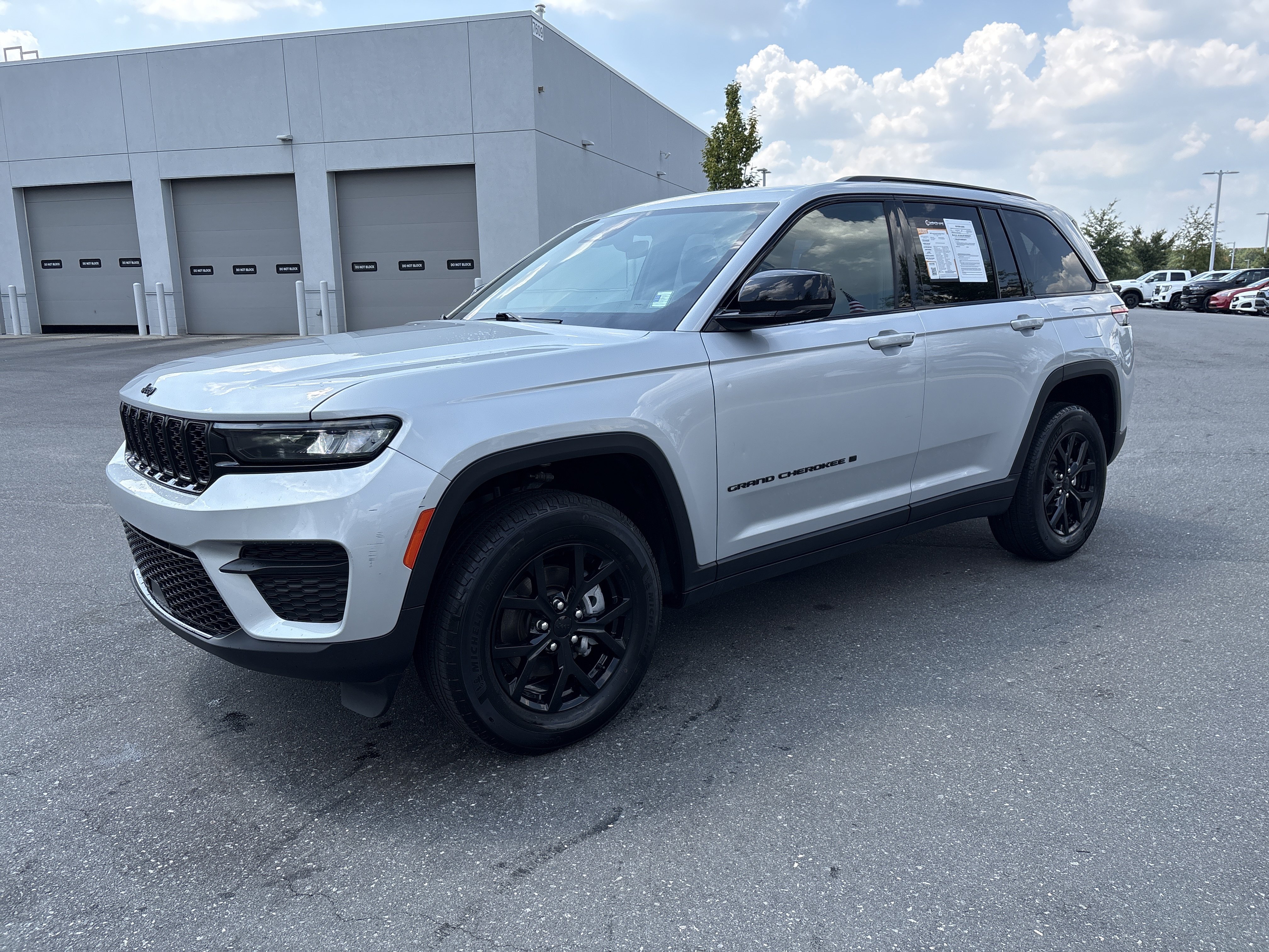 Used 2025 Jeep Grand Cherokee Altitude AWD/4WD image 5