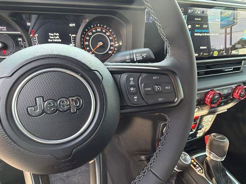 Used 2025 Jeep Gladiator Rubicon AWD/4WD image 19