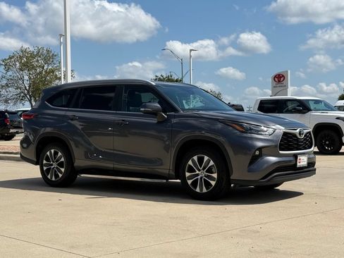 Used 2023 Toyota Highlander XLE FWD image 6