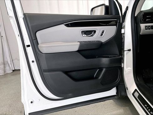 Used 2024 Honda Pilot Touring image 25