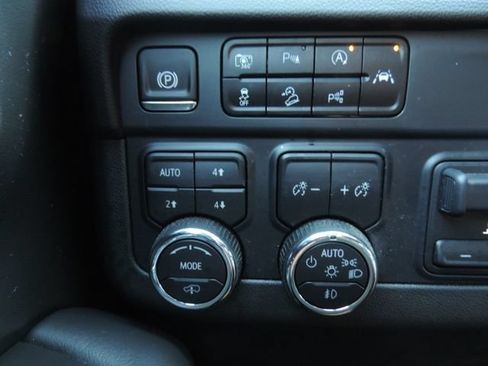 Used 2025 Chevrolet Tahoe High Country AWD/4WD image 32