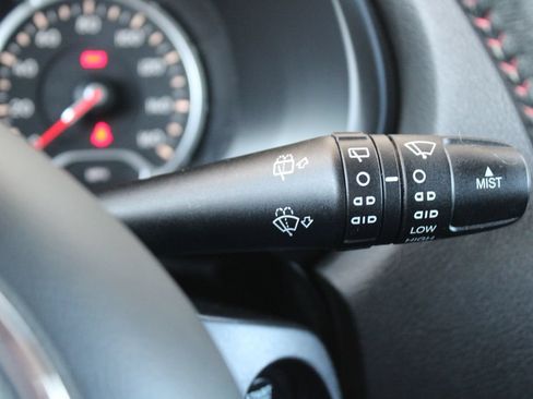 Used 2015 Jeep Renegade Trailhawk w/ Safety & Security Group I AWD/4WD image 32