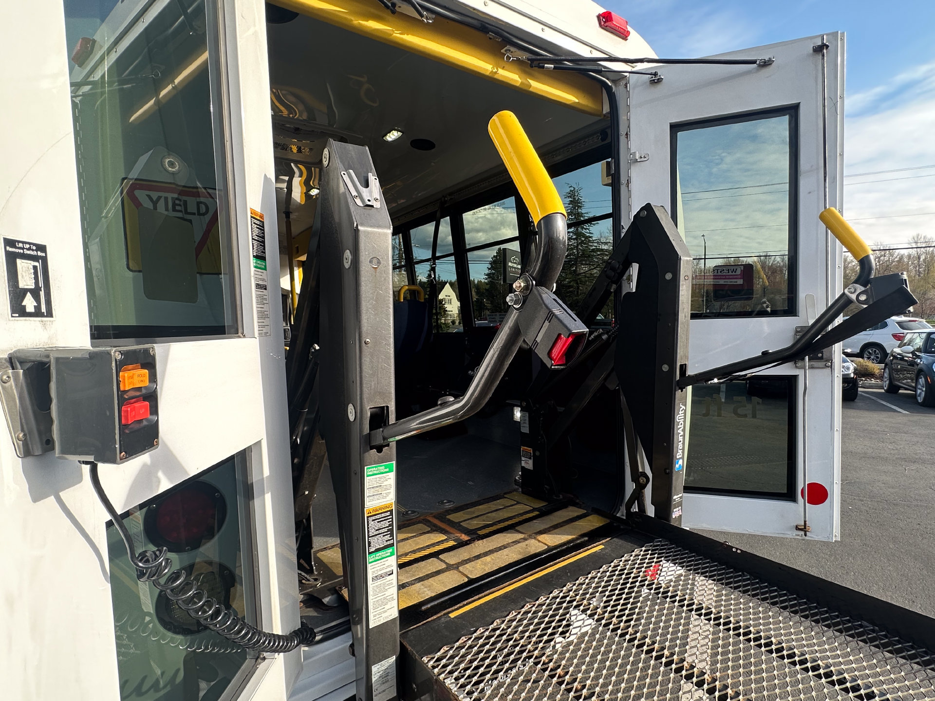 Used 2014 Chevrolet Express 3500 RWD image 9