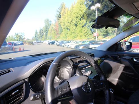 Used 2022 Nissan Rogue Sport SV w/ Technology Package image 11