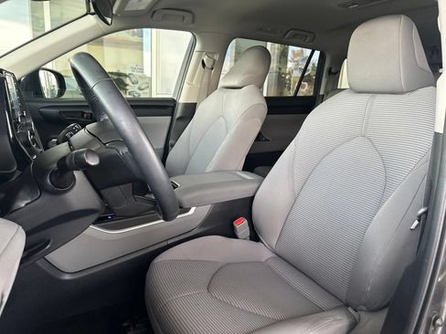 Used 2022 Toyota Highlander LE AWD/4WD image 9