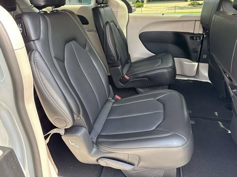 Used 2024 Chrysler Pacifica Touring-L FWD image 9