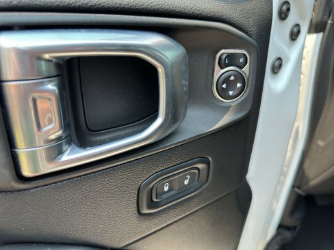 Used 2023 Jeep Wrangler Unlimited Sahara AWD/4WD image 19